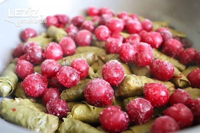 Vişneli Zeytinyağlı Yaprak Sarma
