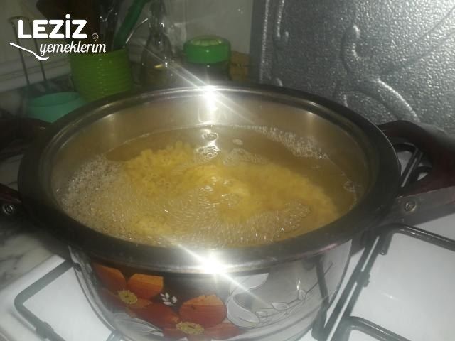 Soslu Makarna