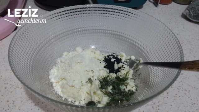 Kahvaltıya Peynirli Közlenmiş Kırmızı Biber Sarması