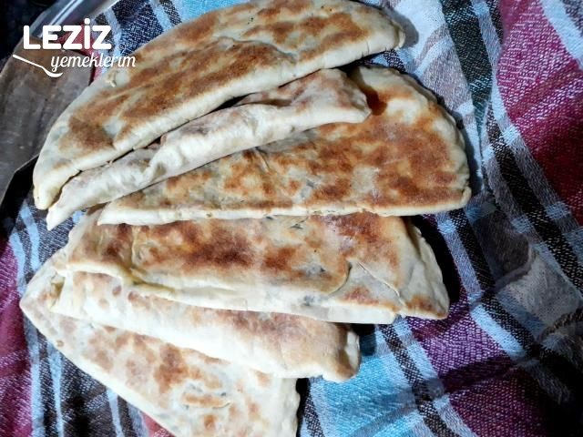 Semizotlu Yarım Ay Böreği Tarifi