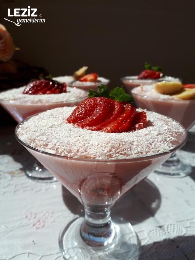 Ev Yapımı Çilekli Doğal Puding