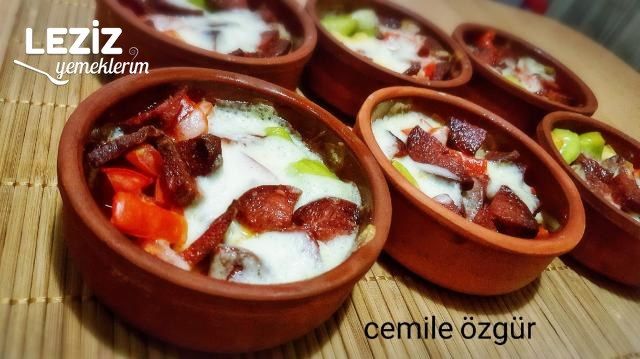 Güveçte Sebzeli Kaşar Peynirli Sucuk