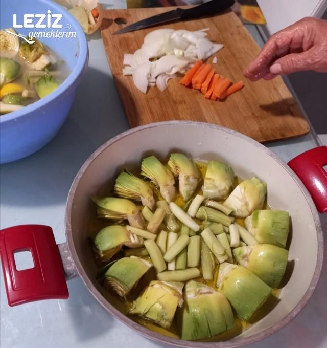 Zeytinyağlı Enginar Yemeği Nasıl Yapılır