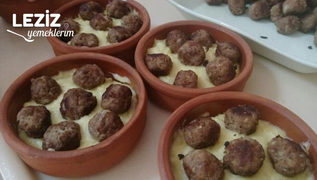 Güveçte Patates Ve Püreli Köfte