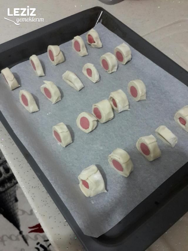 Sosisli Milföy Börek Tarifi