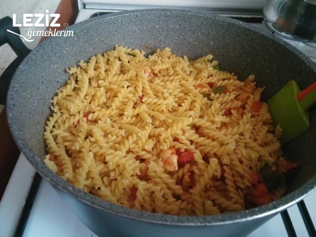 Sebzeli Tavuklu Demleme Makarna