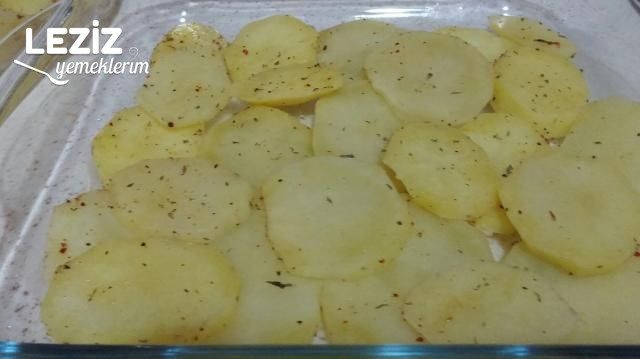 Fırında Baharatlı Kaşar Peynirli Patates