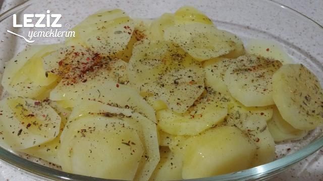 Fırında Baharatlı Kaşar Peynirli Patates