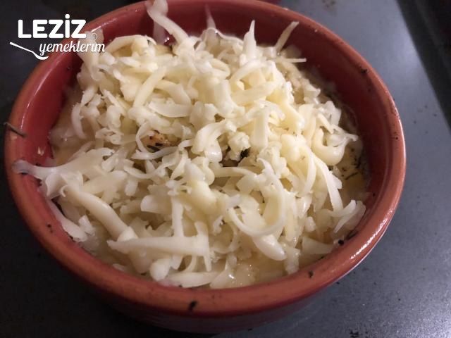 Güveçte Peynirli Yumurtalı Patates