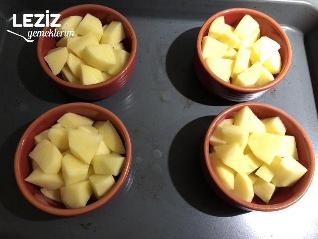 Güveçte Peynirli Yumurtalı Patates