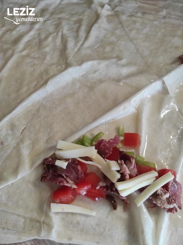 Kızartmadan Fırında Pastırmalı Börek