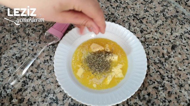 Sarımsaklı Ekmek Tarifi (Aşama Fotoğraflı Anlatım)