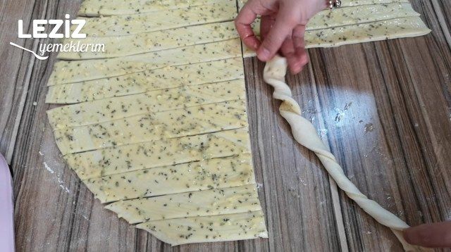 Sarımsaklı Ekmek Tarifi (Aşama Fotoğraflı Anlatım)
