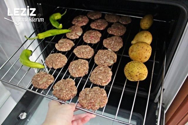 Fırında Mangal Tadında Köfte Tarifi (Videolu)