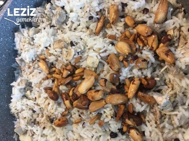 Bademli Kuş Üzümlü Tavuklu Pilav Tarifi