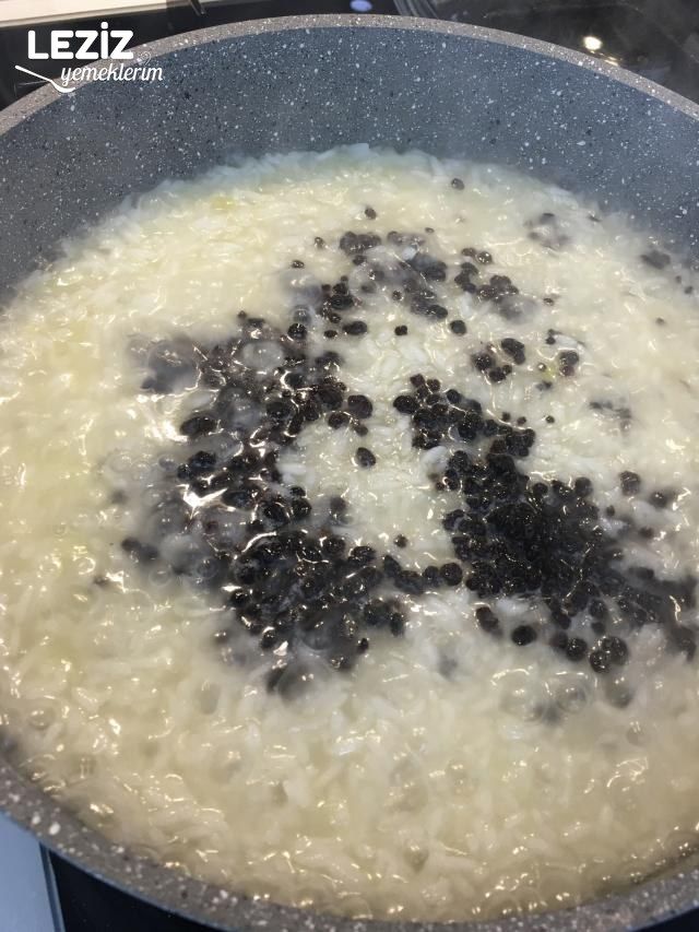 Bademli Kuş Üzümlü Tavuklu Pilav Tarifi