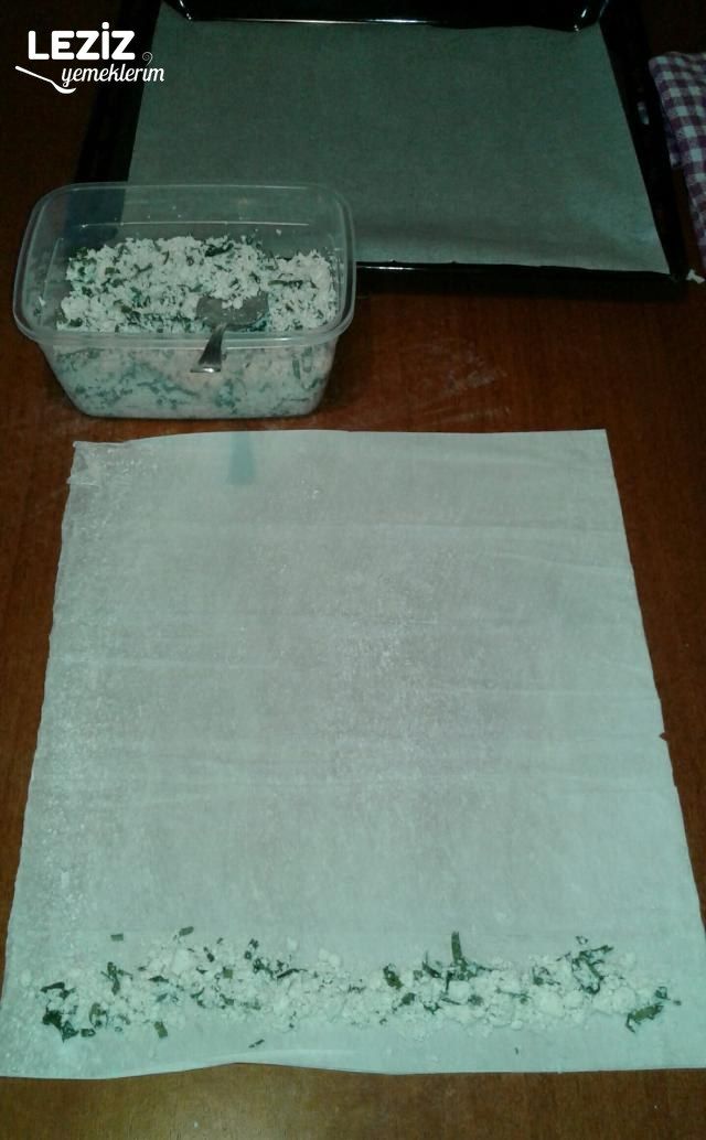 Baklavalık Yufkadan Peynirli Çıtır Börek Tarifi