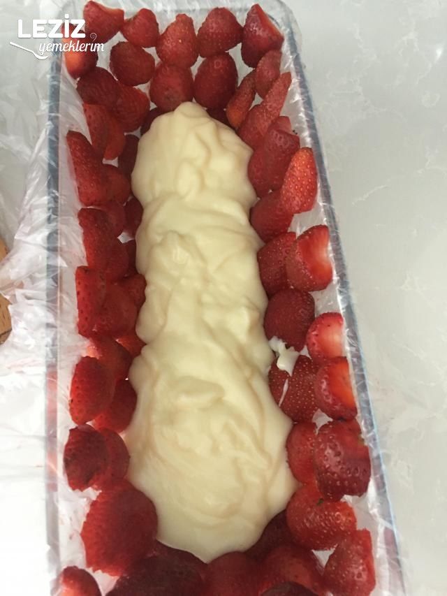 Baton Çilekli Sütlü Tatlı