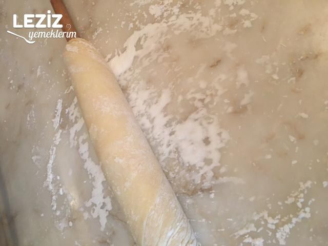 Nişastalı El Açması Kıymalı Börek