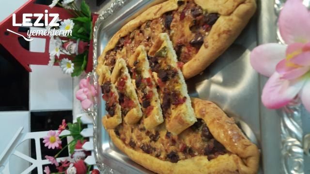 Kuşbaşılı Kaşarlı Pide