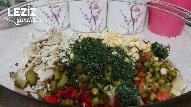 Nefis Tavuklu Makarna Salatası