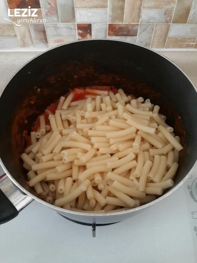 Domates Soslu Salçasız Makarna