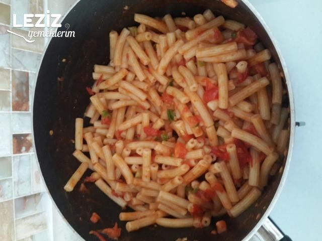 Domates Soslu Salçasız Makarna