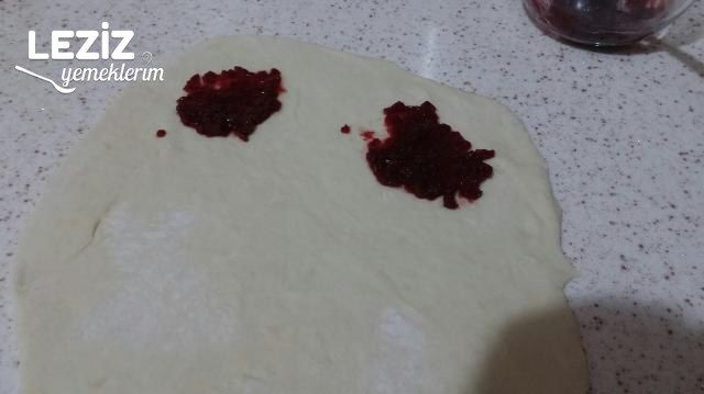 Çikolatalı Ve Reçelli Pofuduk Hamur Kızartması