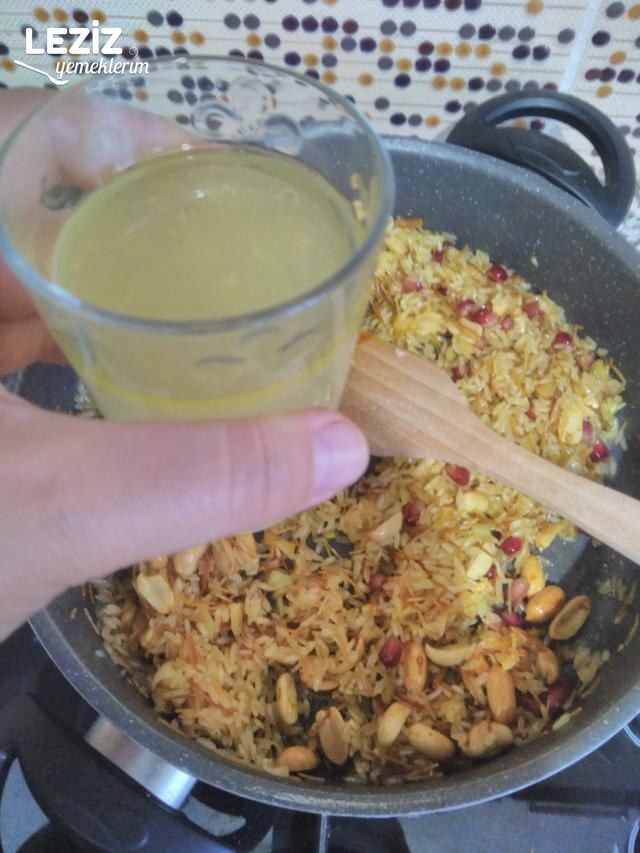 Yer Fıstığı Ve Narlı Pilav