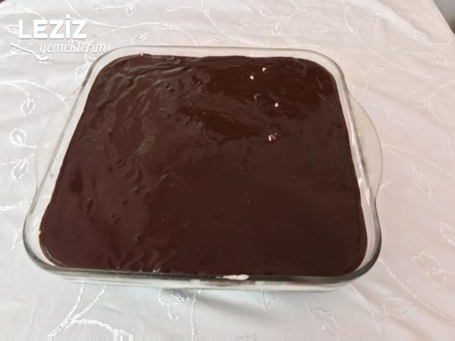 Krem Şantili Çikolata Soslu Kek