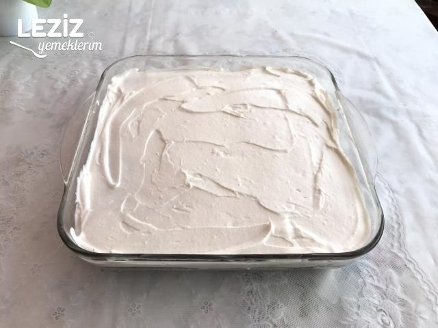 Krem Şantili Çikolata Soslu Kek