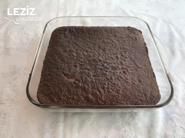 Krem Şantili Çikolata Soslu Kek