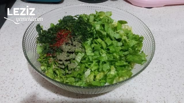 Ferah Yoğurtlu Marul Salatası