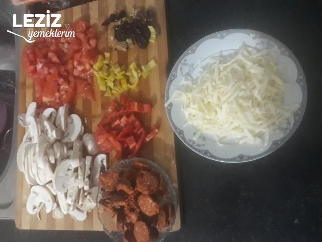 Karışık Pizza Tarifi, Karışık Pizza Nasıl Yapılır