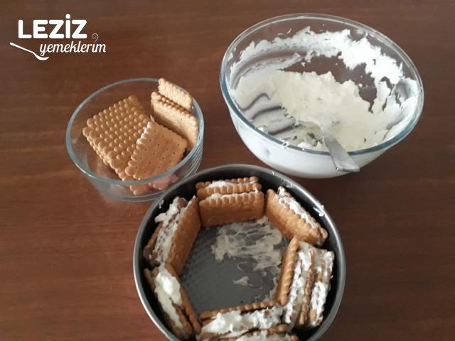 Kelepçeli Kalıpta Bisküvili Pasta