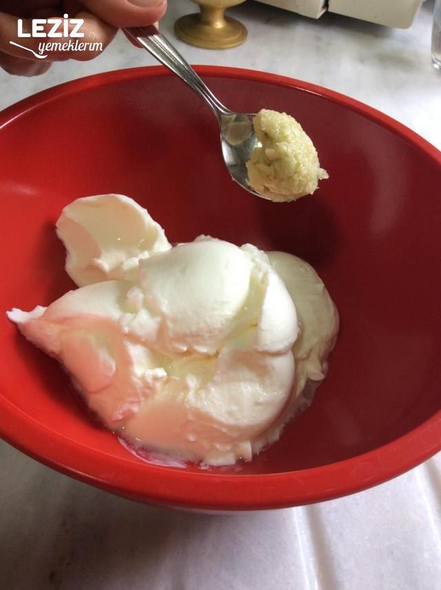 Marullu Yumurtalı Salata