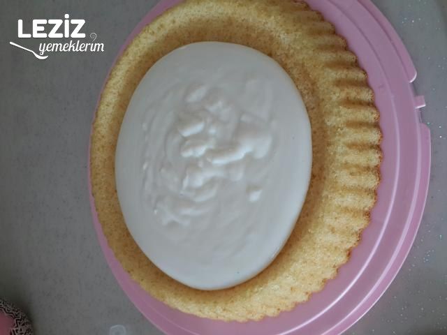 Tart Kalıbında Çilekli Pamuk Pasta