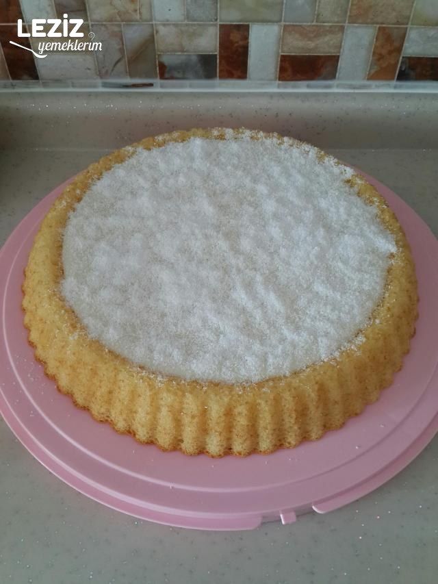 Tart Kalıbında Çilekli Pamuk Pasta