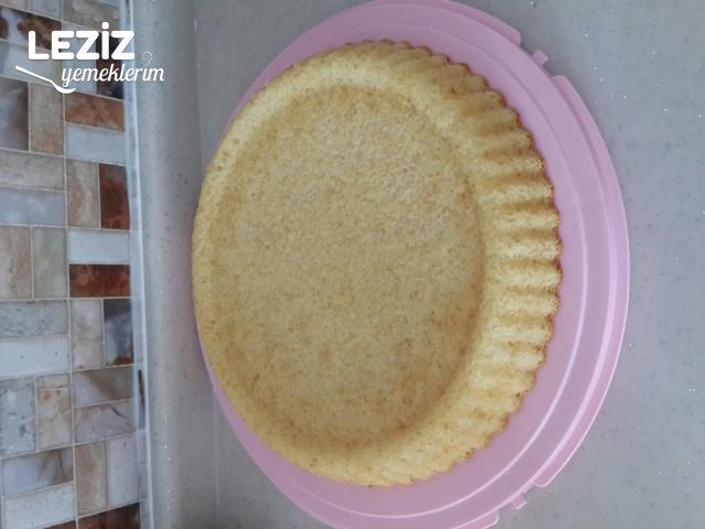 Tart Kalıbında Çilekli Pamuk Pasta