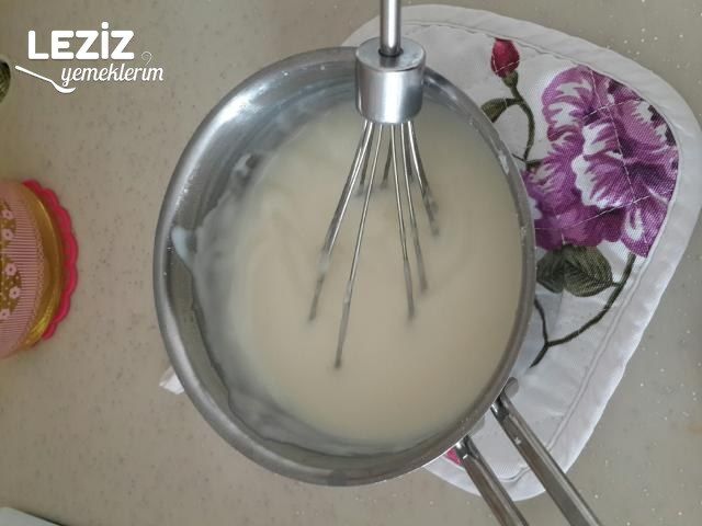 Tart Kalıbında Çilekli Pamuk Pasta