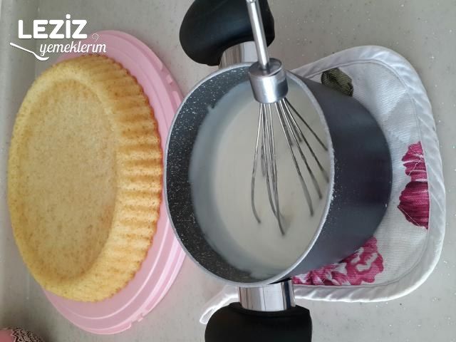 Tart Kalıbında Çilekli Pamuk Pasta