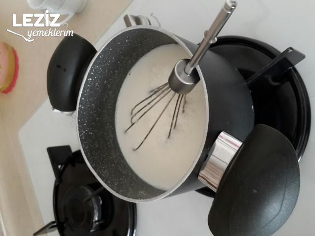 Tart Kalıbında Çilekli Pamuk Pasta