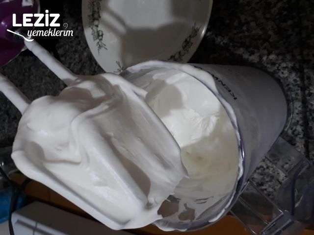En Güzel Çilekli Parfe (Bisküvisiz)