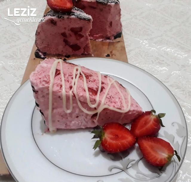 En Güzel Çilekli Parfe (Bisküvisiz)