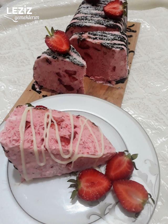 En Güzel Çilekli Parfe (Bisküvisiz)