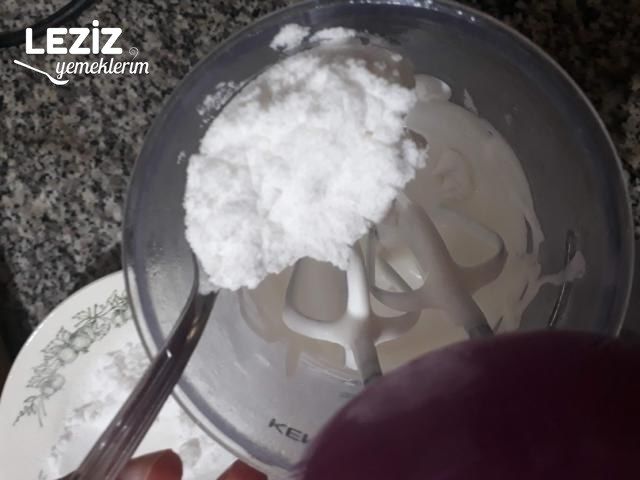 En Güzel Çilekli Parfe (Bisküvisiz)