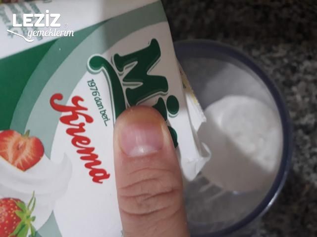 En Güzel Çilekli Parfe (Bisküvisiz)