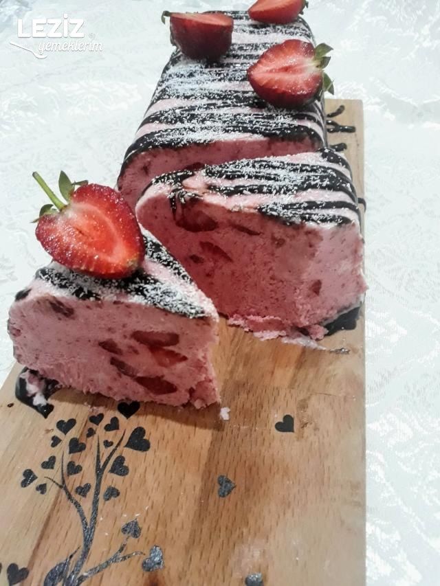 En Güzel Çilekli Parfe (Bisküvisiz)