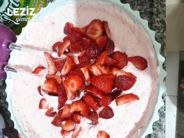 En Güzel Çilekli Parfe (Bisküvisiz)