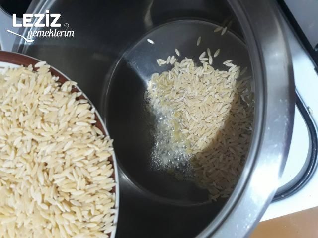 Tavuk Suyuna Nohutlu Arpa Şehriye Pilavı